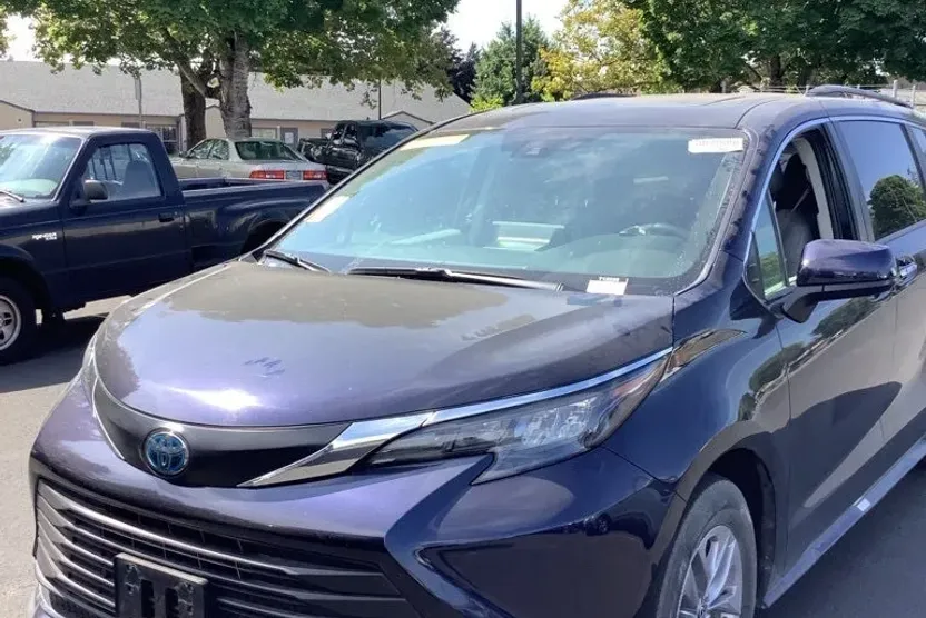 2024 Toyota Sienna XLE photo 1
