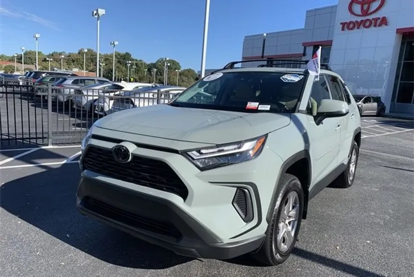 2023 Toyota RAV4 XLE photo 1