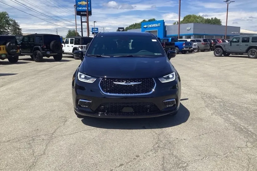 2026 Chrysler Pacifica photo 1