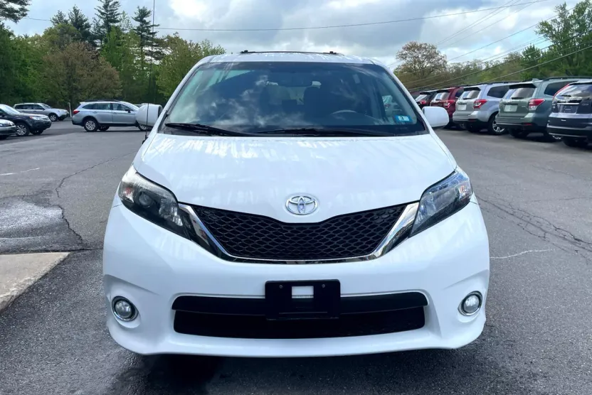 2014 Toyota Sienna SE photo 1