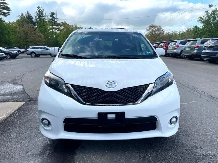 2014 Toyota Sienna SE photo 1