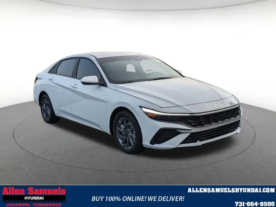 2024 Hyundai Elantra SEL photo 1