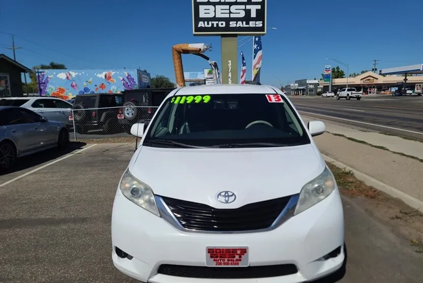 2013 Toyota Sienna LE photo 1