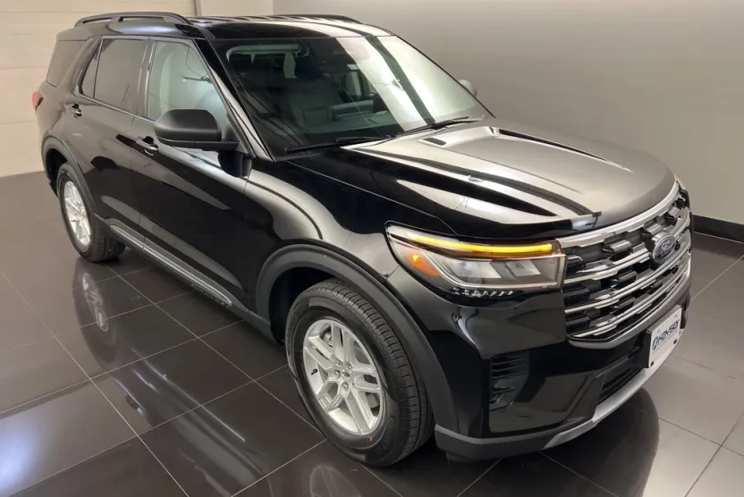 2025 Ford Explorer photo 1