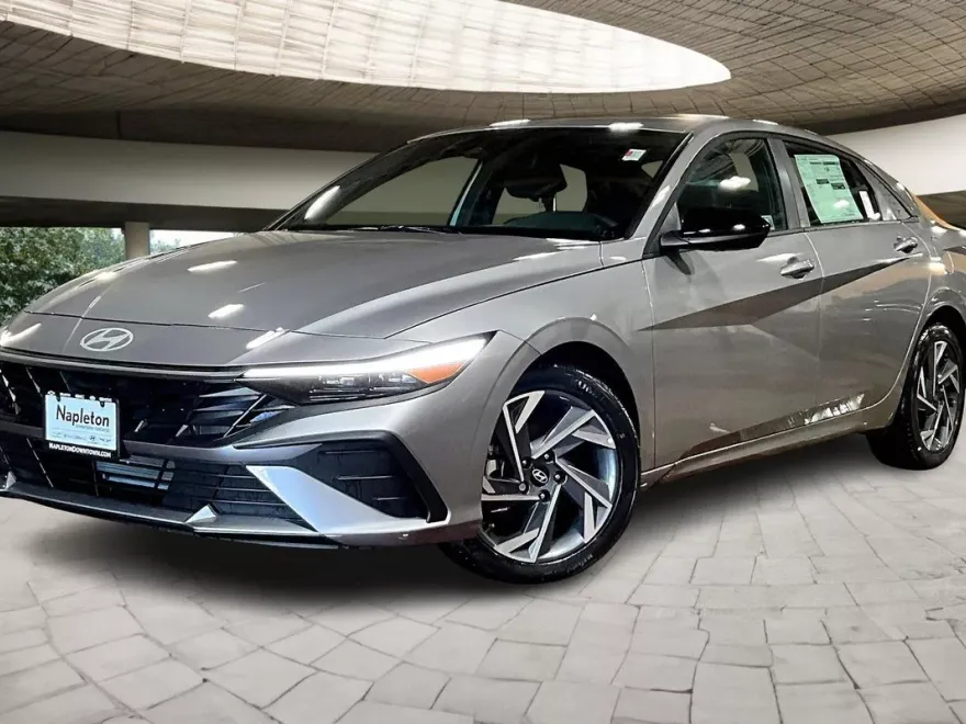 2025 Hyundai Elantra SEL Sport photo 1