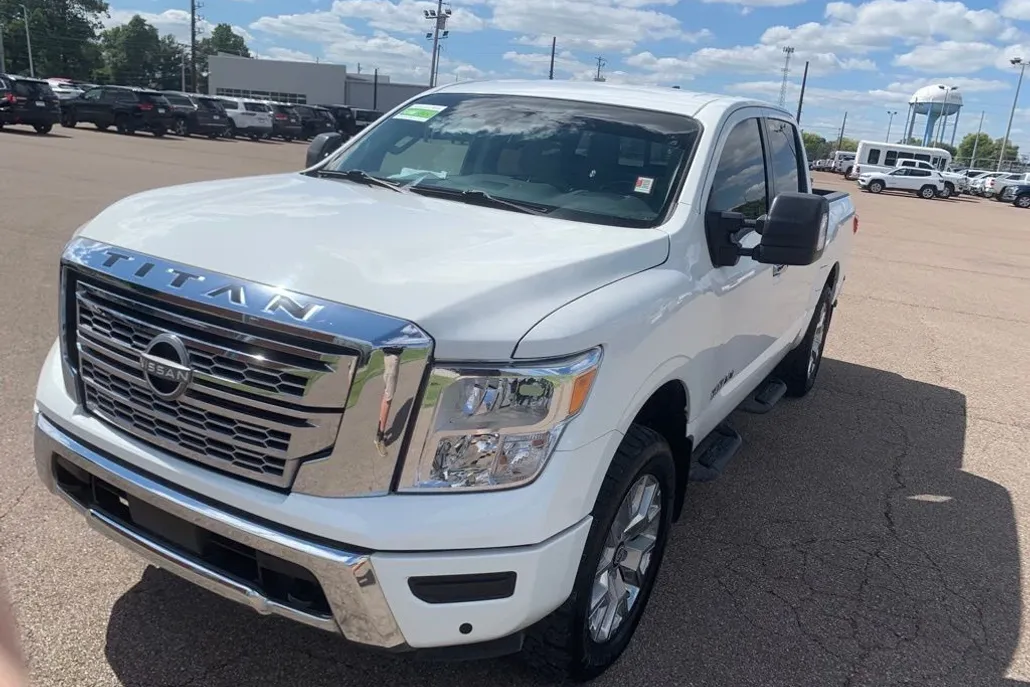 2023 Nissan Titan SV photo 1