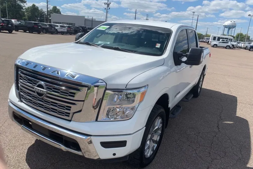 2023 Nissan Titan SV photo 1