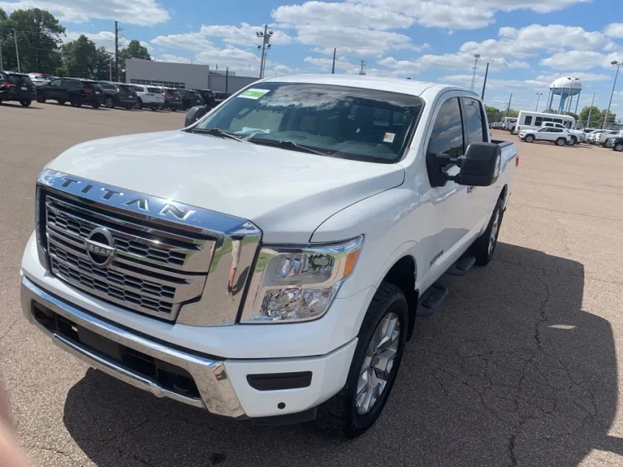 2023 Nissan Titan SV photo 1