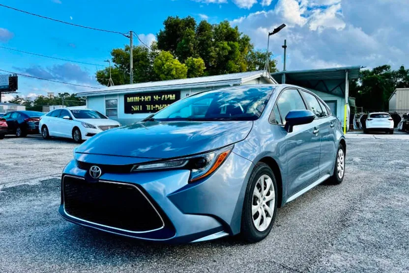 2020 Toyota Corolla LE photo 1