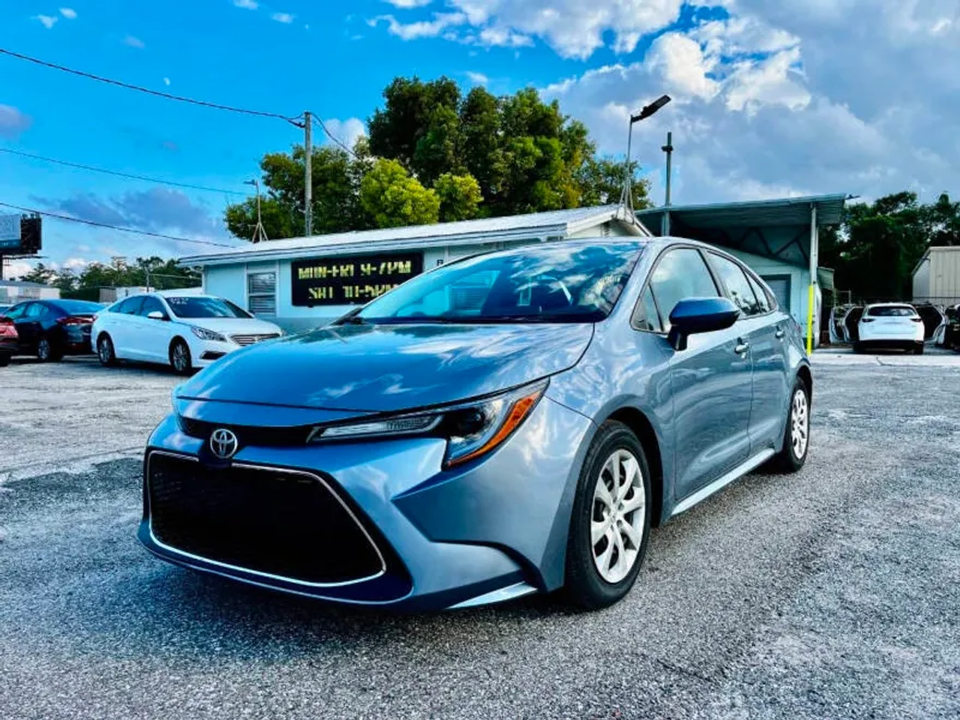 2020 Toyota Corolla LE photo 1
