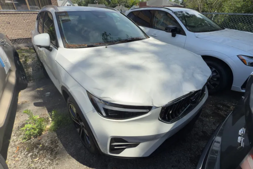 2025 Volvo XC40 Plus photo 1