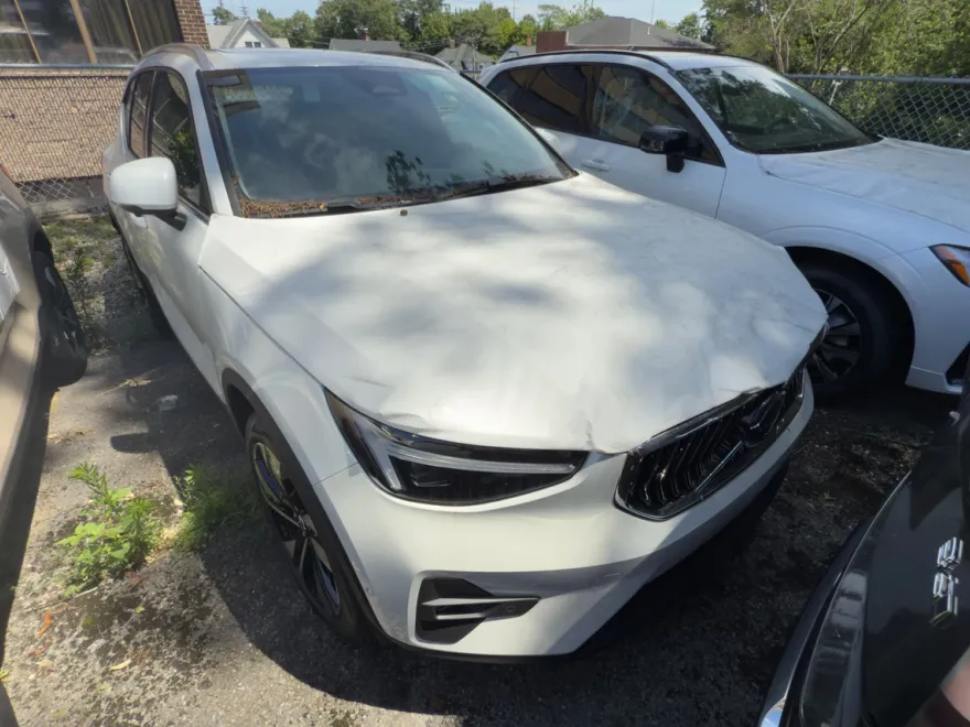 2025 Volvo XC40 Plus photo 1