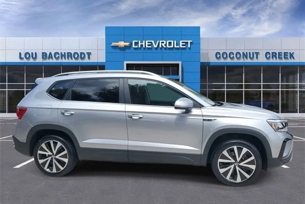 2024 Volkswagen Taos SE photo 1