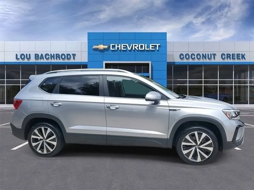 2024 Volkswagen Taos SE photo 1