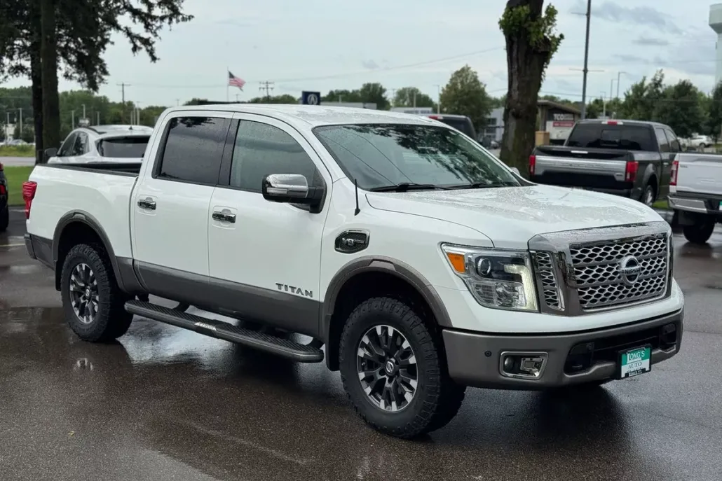 2017 Nissan Titan Platinum Reserve photo 1