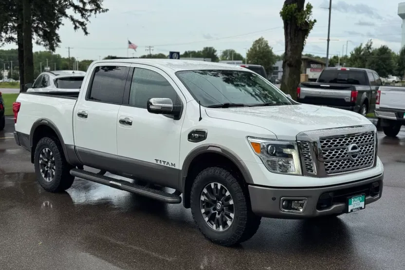 2017 Nissan Titan Platinum Reserve photo 1