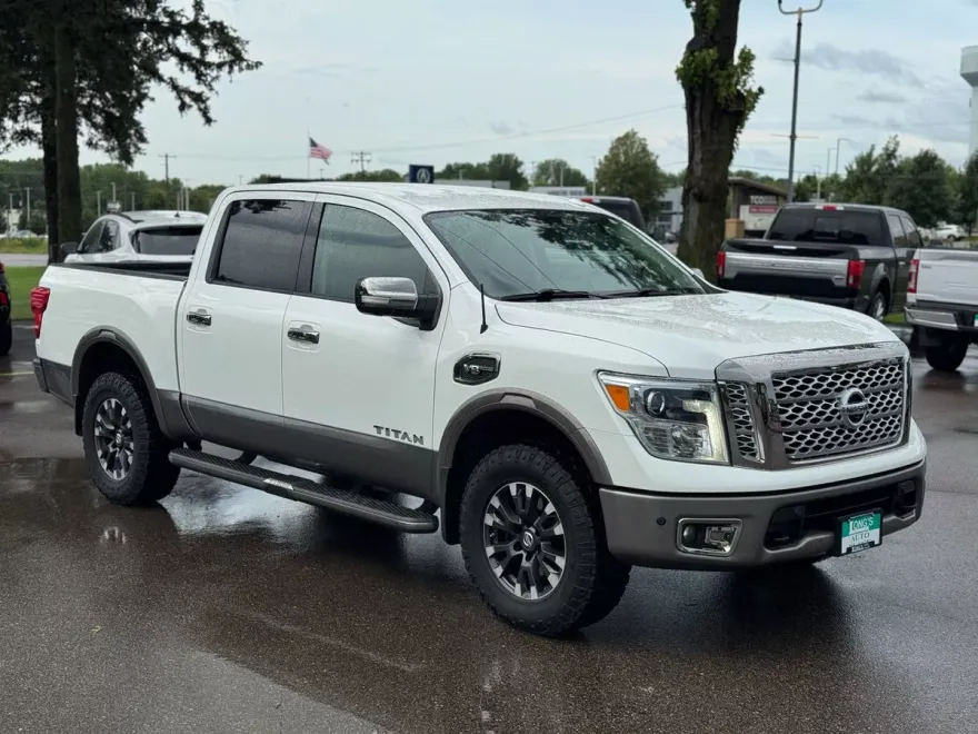 2017 Nissan Titan Platinum Reserve photo 1