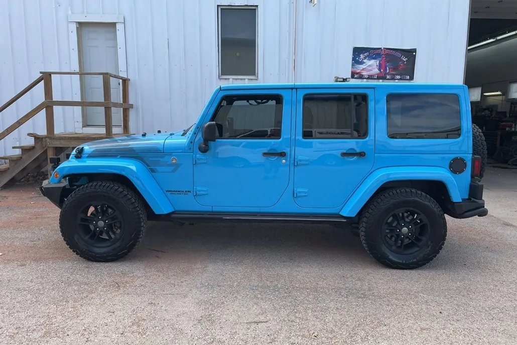 2017 Jeep Wrangler Unlimited Sahara photo 1