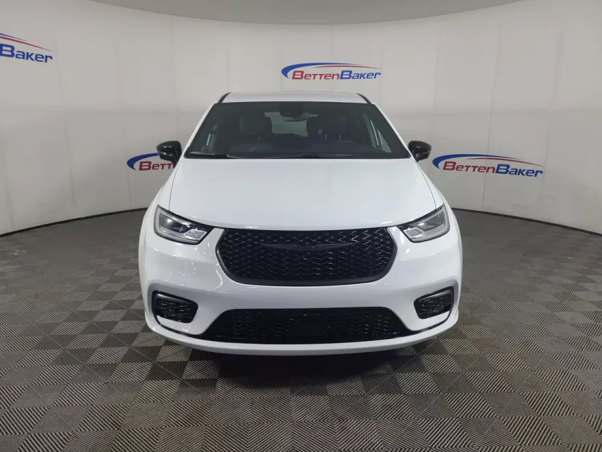 2024 Chrysler Pacifica Hybrid photo 1