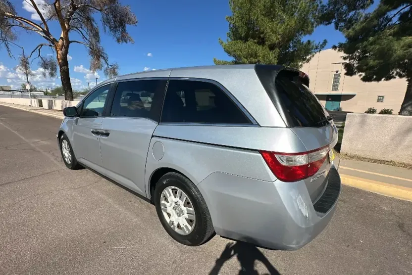 2013 Honda Odyssey LX photo 1