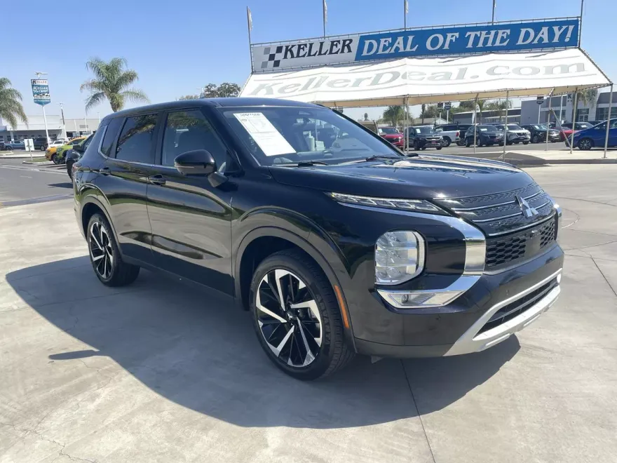 2023 Mitsubishi Outlander SE photo 1