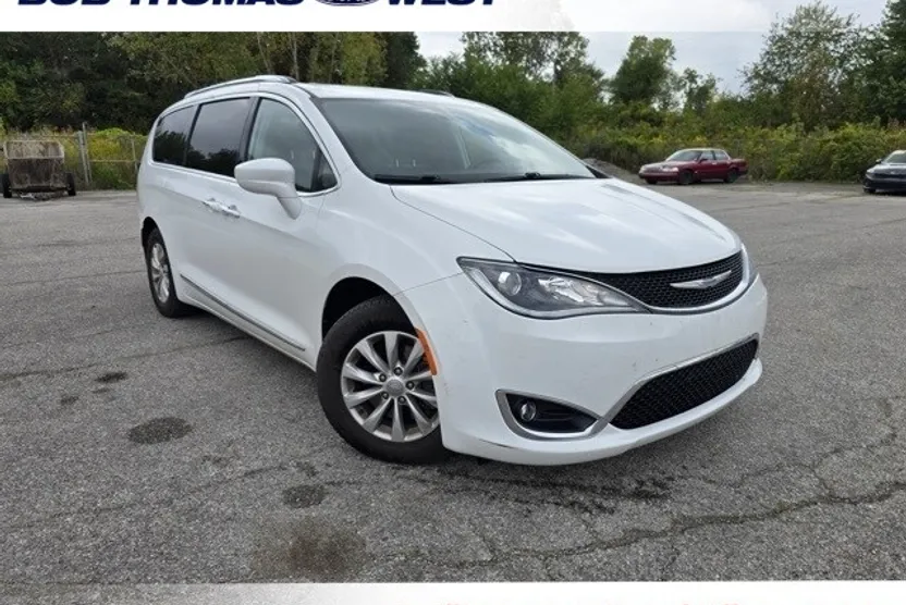 2018 Chrysler Pacifica Touring L photo 1