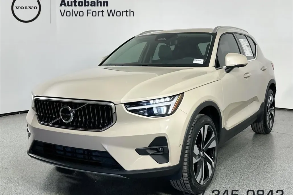 2025 Volvo XC40 AWD photo 1
