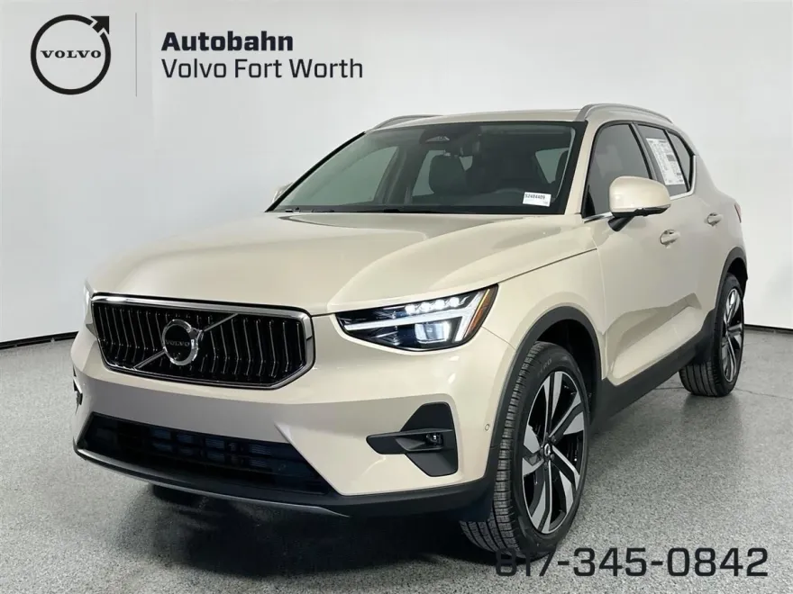2025 Volvo XC40 AWD photo 1
