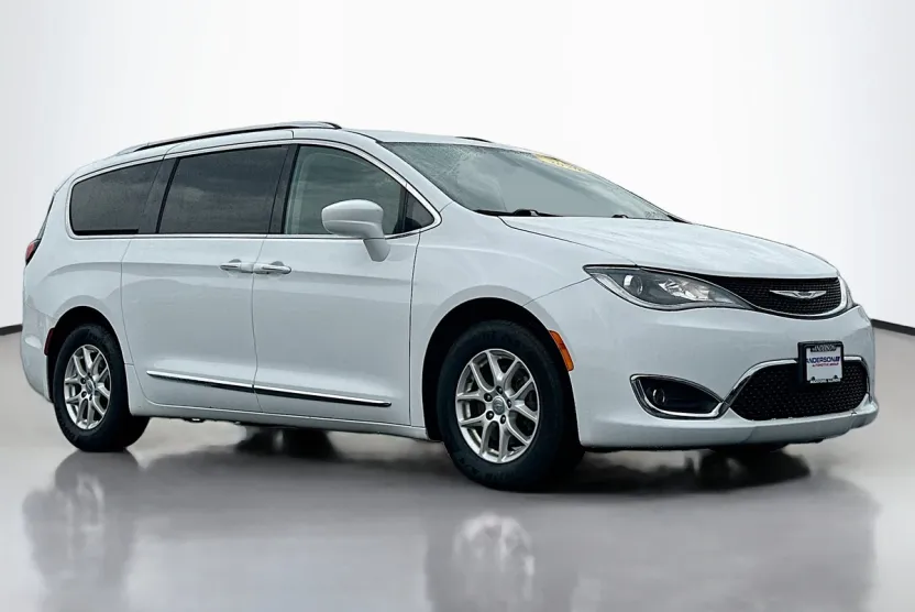 2020 Chrysler Pacifica Touring L photo 1