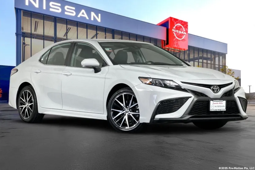 2023 Toyota Camry SE photo 1