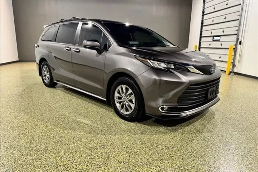 2022 Toyota Sienna XLE photo 1