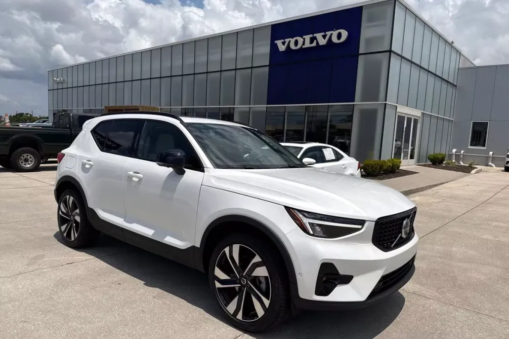 2025 Volvo XC40 Plus photo 1