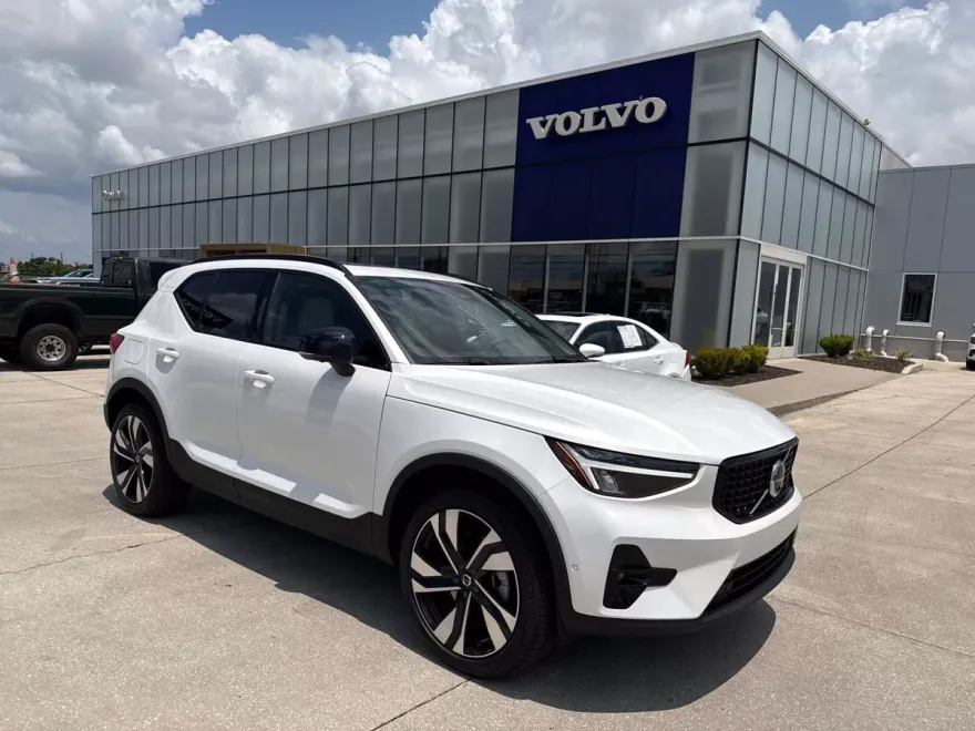 2025 Volvo XC40 Plus photo 1