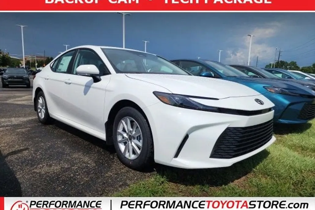 2025 Toyota Camry LE photo 1