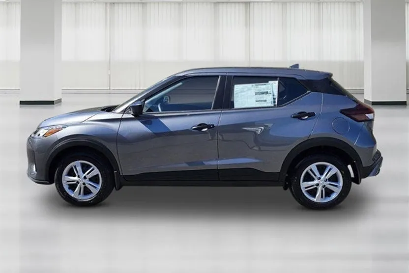 2025 Nissan Kicks Play S photo 1