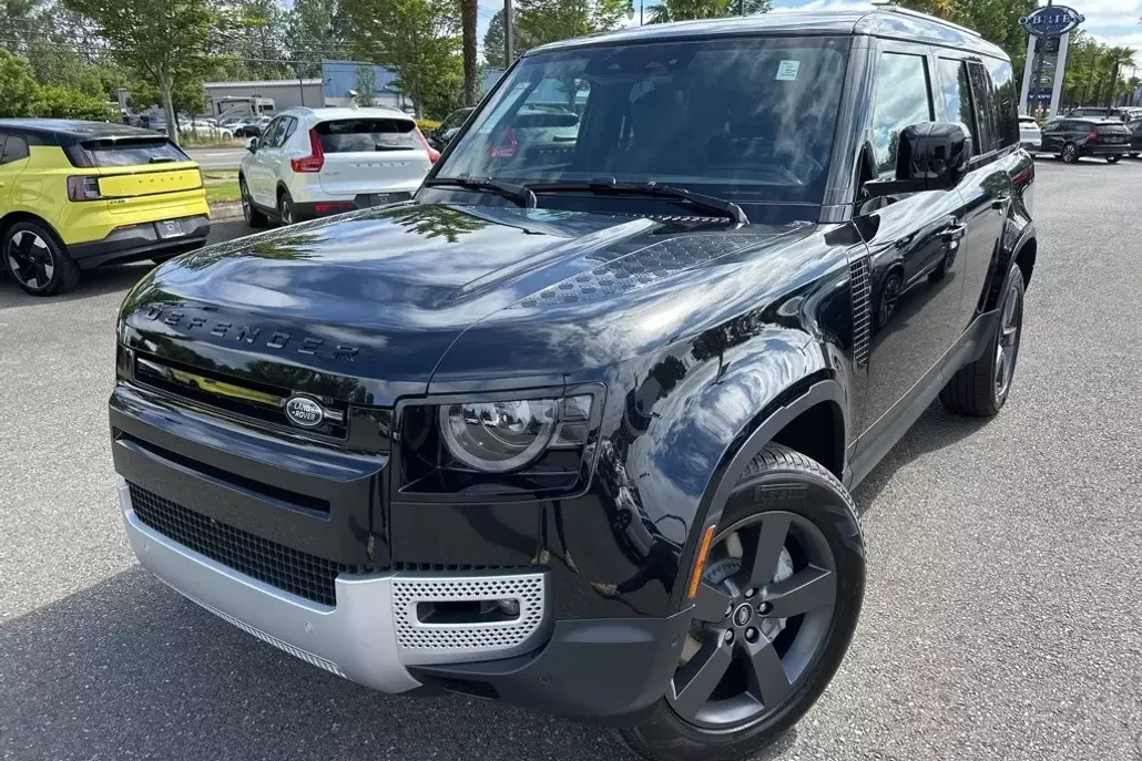 2025 Land Rover Defender 130 S photo 1