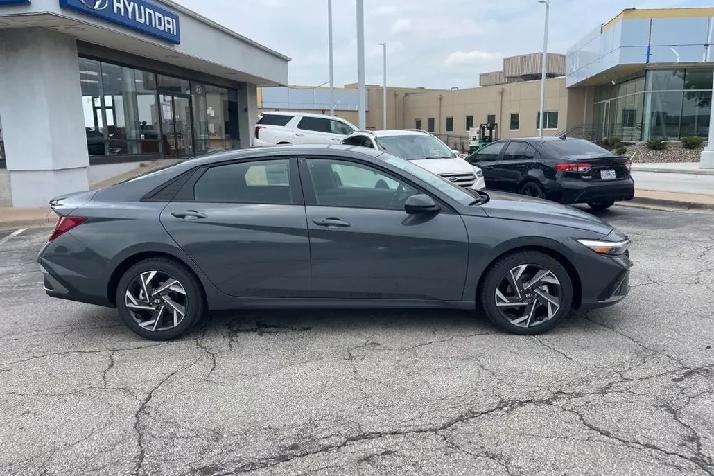 2025 Hyundai Elantra SEL Sport photo 1