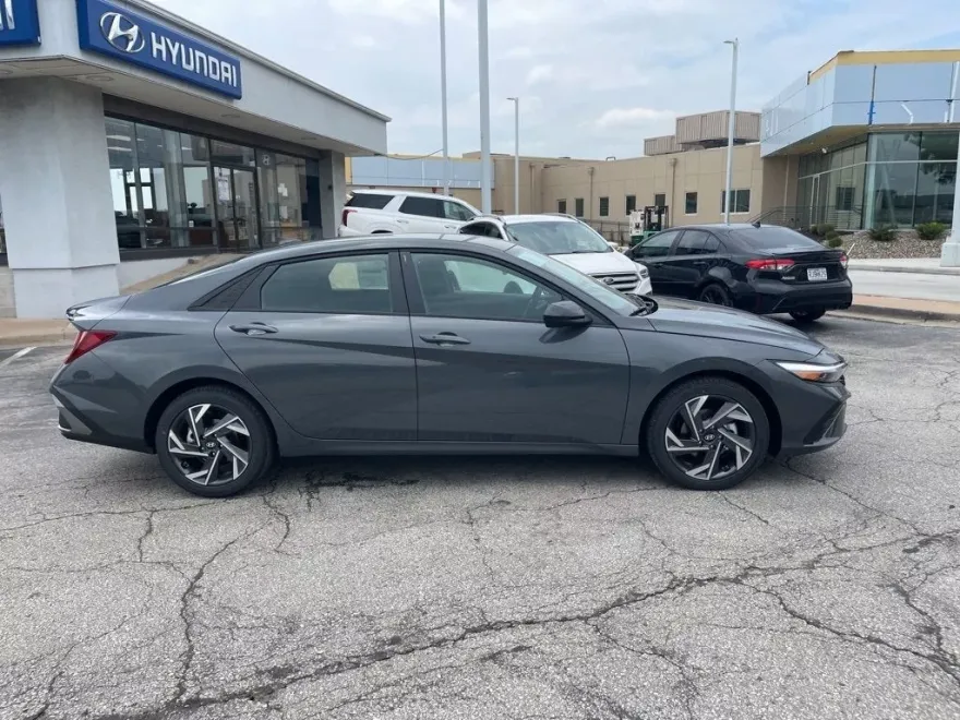 2025 Hyundai Elantra SEL Sport photo 1