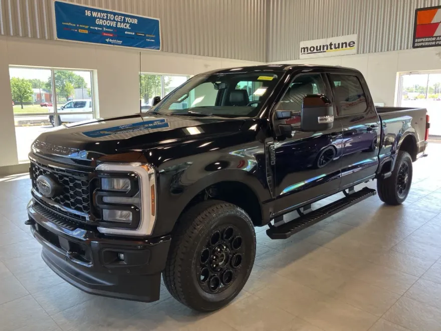 2025 Ford F-250 Lariat photo 1
