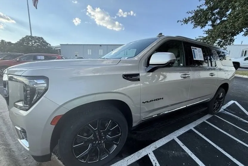2023 Gmc Yukon XL SLT photo 1