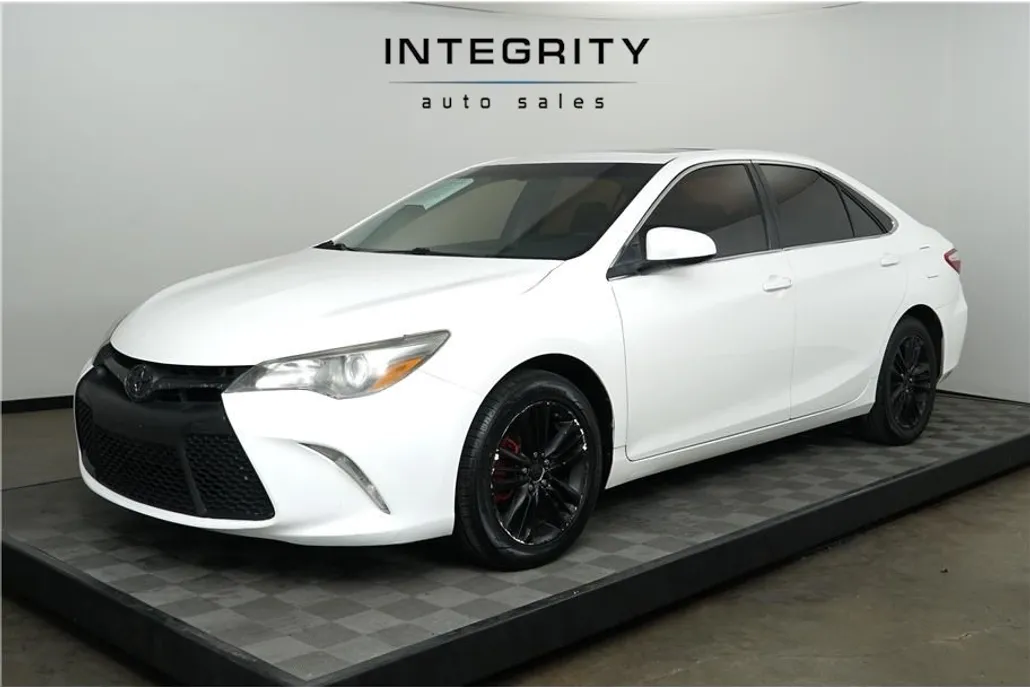 2017 Toyota Camry SE photo 1