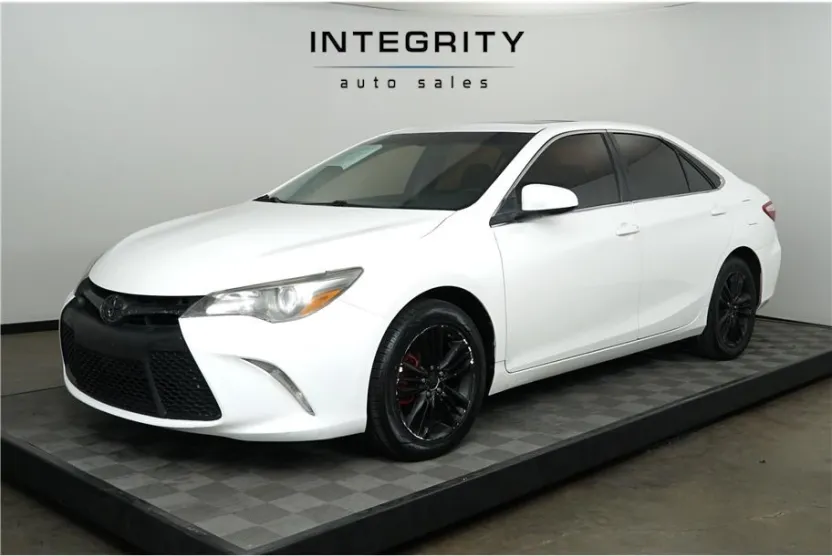 2017 Toyota Camry SE photo 1