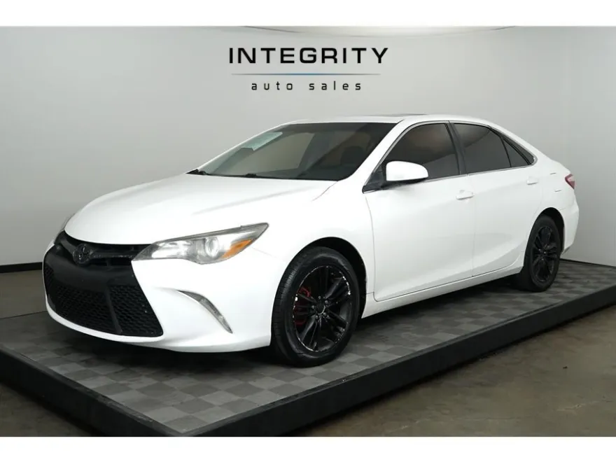 2017 Toyota Camry SE photo 1