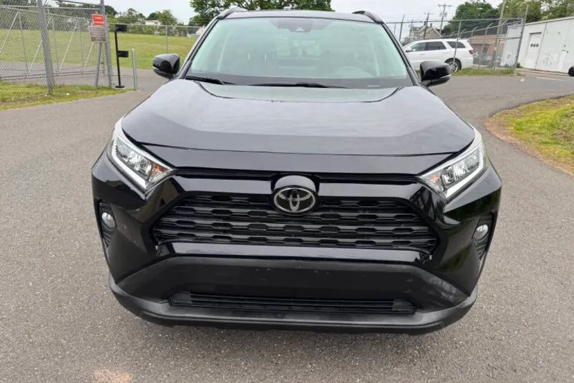 2020 Toyota RAV4 XLE photo 1