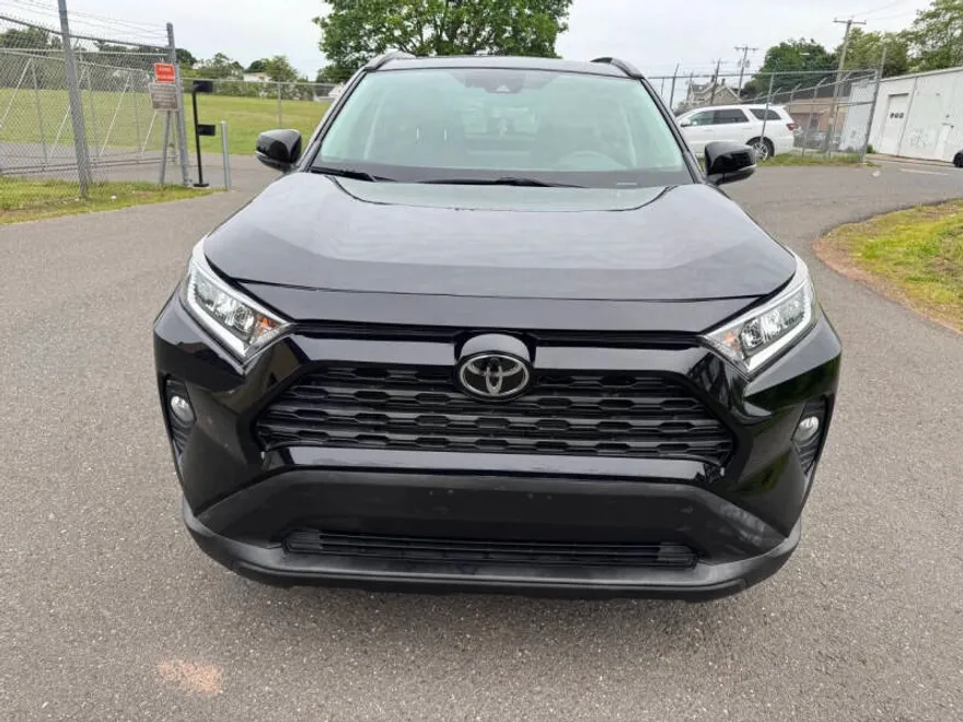 2020 Toyota RAV4 XLE photo 1