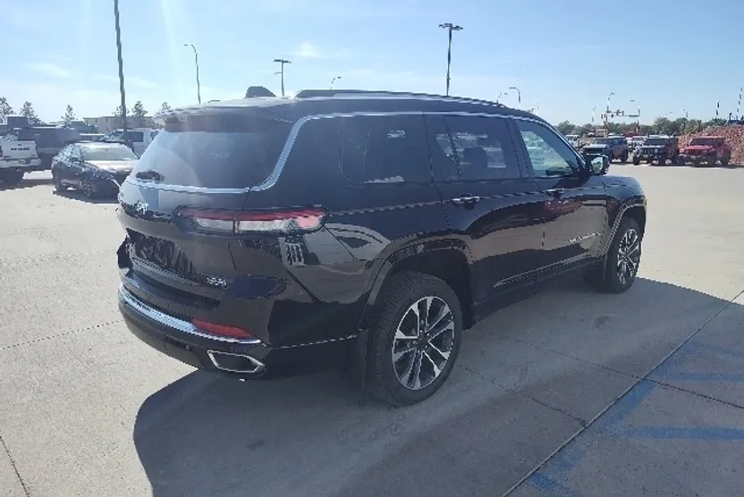 2022 Jeep Grand Cherokee Overland photo 1