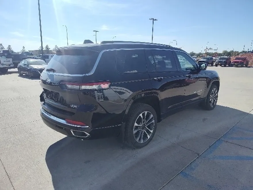 2022 Jeep Grand Cherokee Overland photo 1