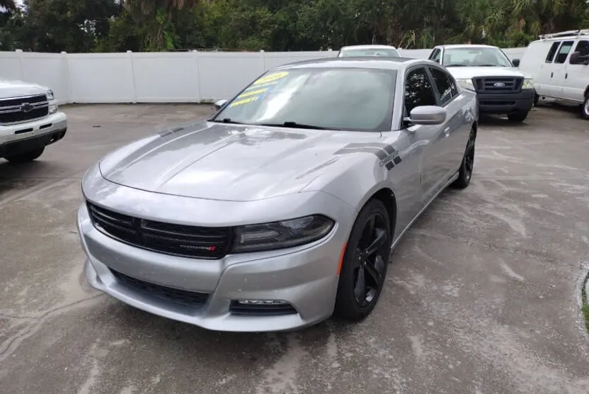 2016 Dodge Charger SXT photo 1