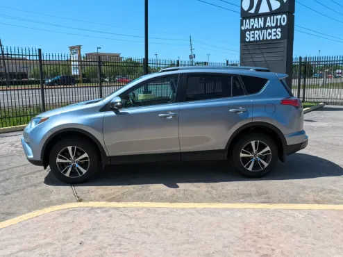 2017 Toyota RAV4 XLE photo 4