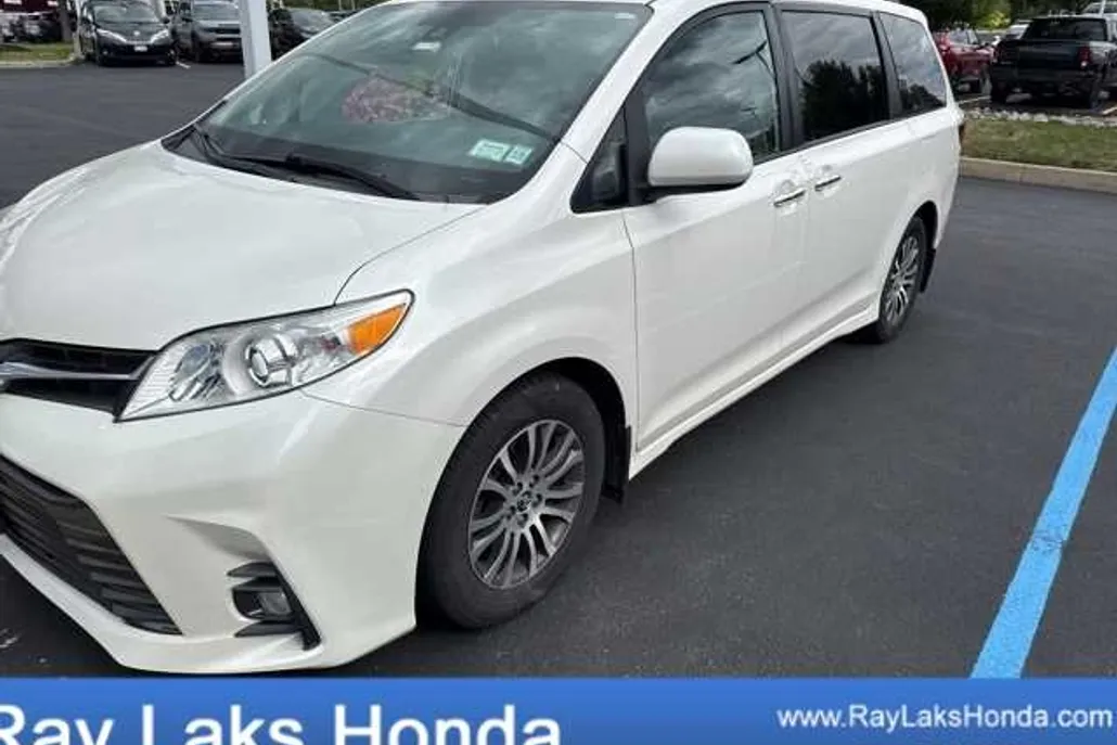 2020 Toyota Sienna XLE photo 1